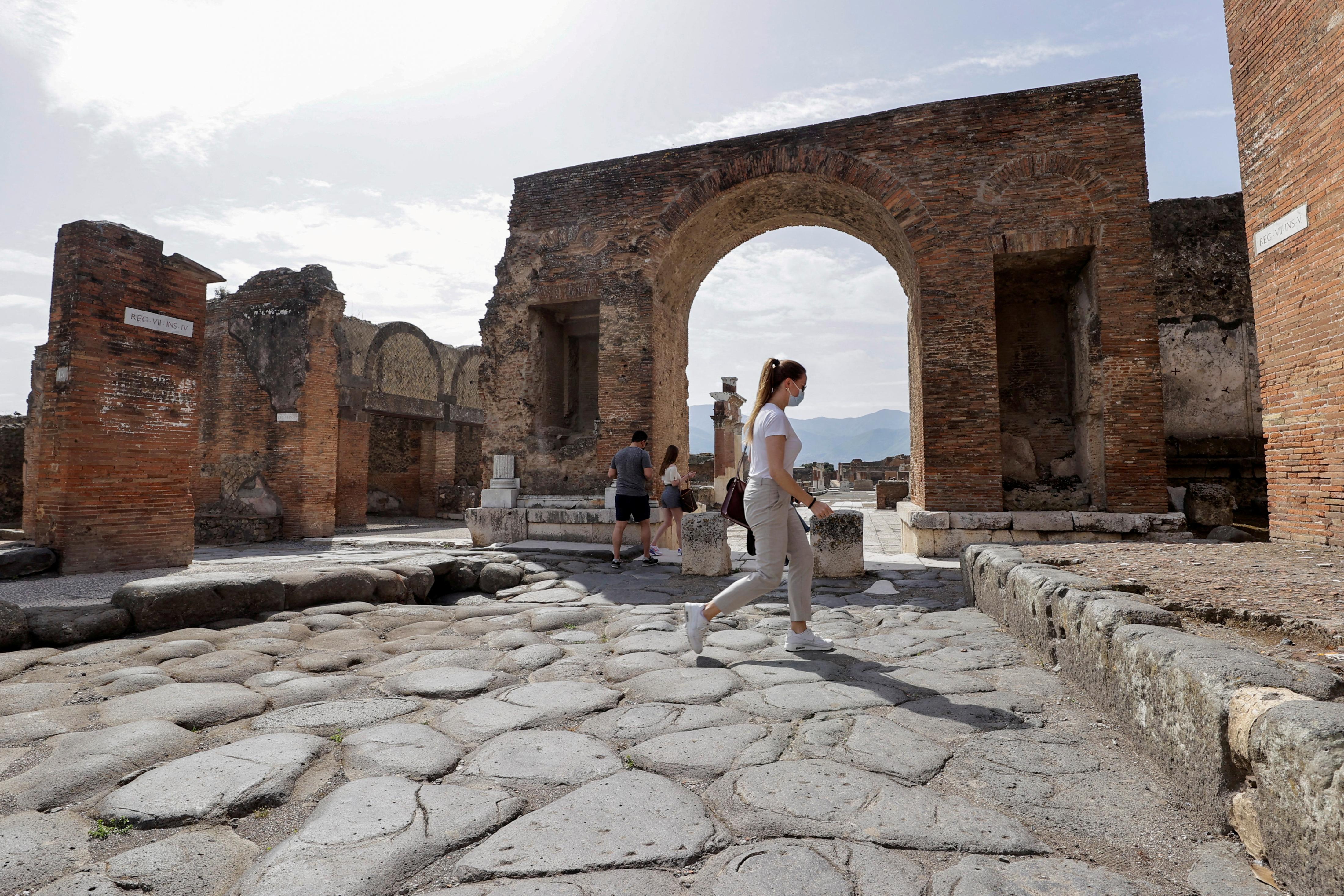 Turistas no sítio arqueológico da antiga cidade romana de Pompeia, Itália 27 de abril de 2021 REUTERS/Ciro De Luca