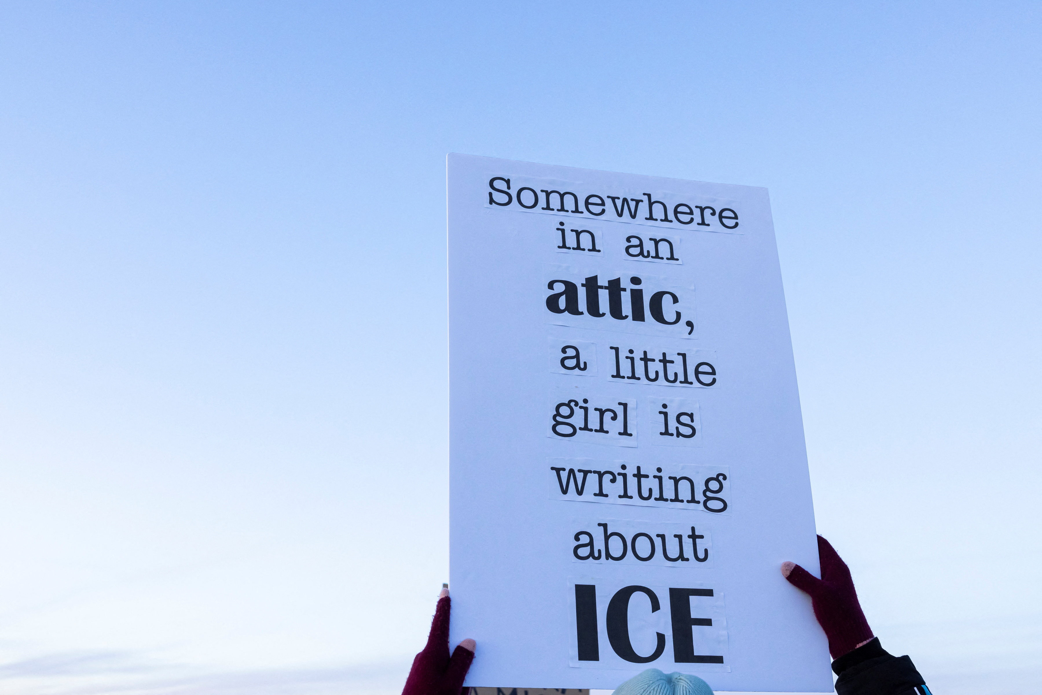 Cartaz contra o ICE em protesto em Hudson, Colorado, EUA
21/01/2026
REUTERS/Kevin Mohatt