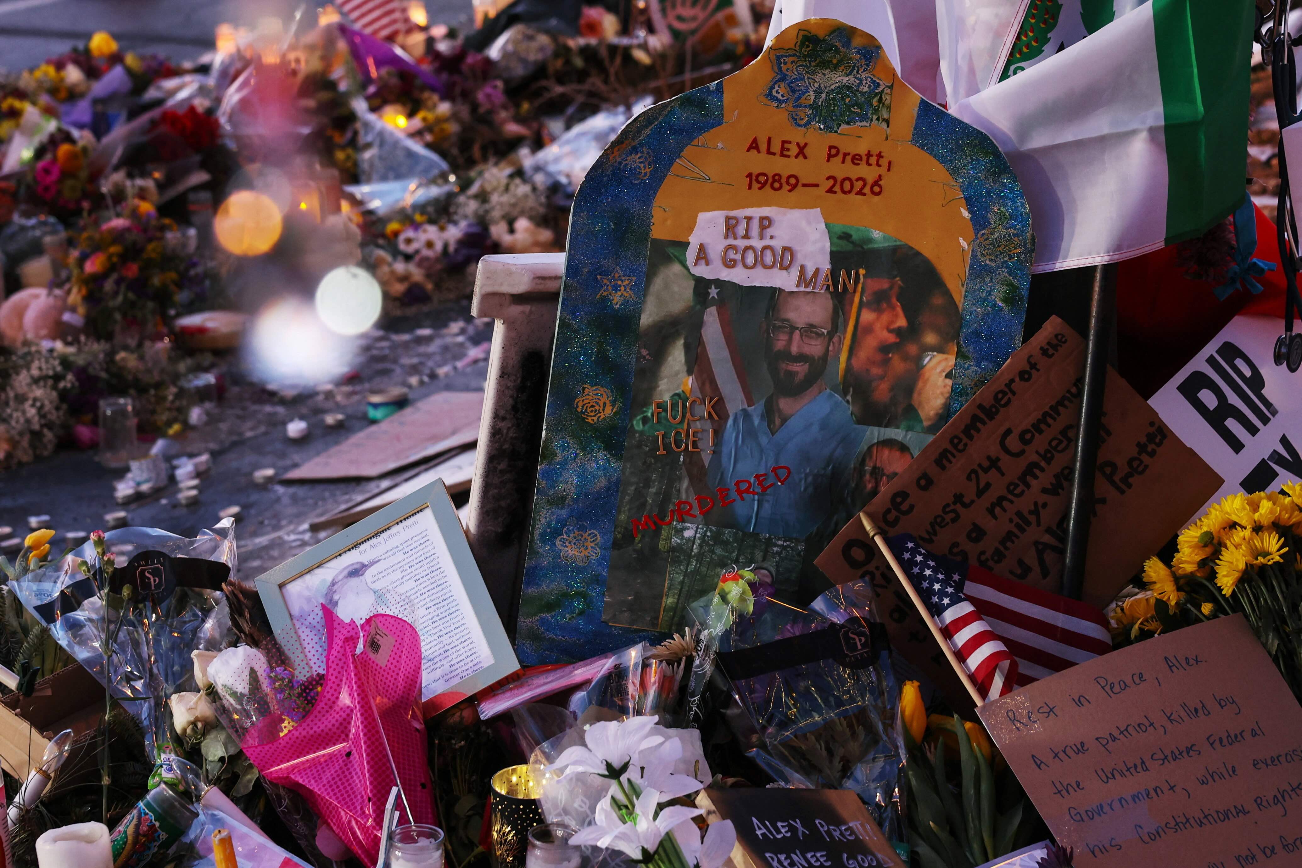 Memorial improvisado no local onde um homem identificado como Alex Pretti foi morto a tiros por agentes federais de imigração que tentavam detê-lo, em Minneapolis, Minnesota, EUA, 28 de janeiro de 2026. REUTERS/Shannon Stapleton