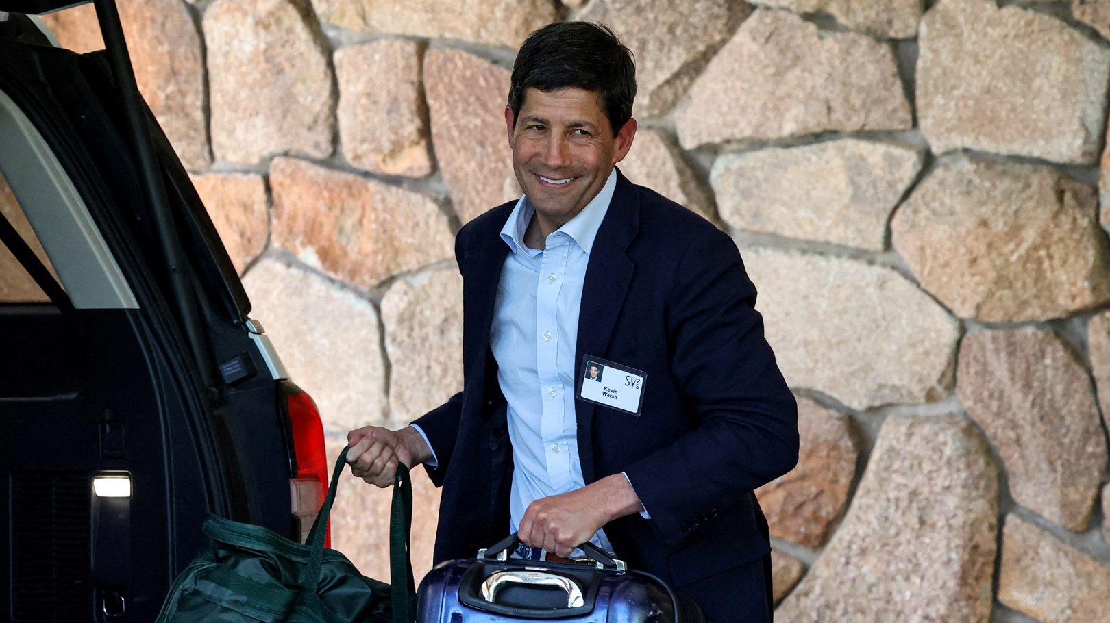 Kevin Warsh, ex-membro do Conselho de Governadores do Federal Reserve, chega ao Sun Valley Resort para a Conferência de Mídia e Tecnologia da Allen and Company em Sun Valley, Idaho, EUA, em 8 de julho de 2025. REUTERS/Brendan McDermid/Foto de arquivo