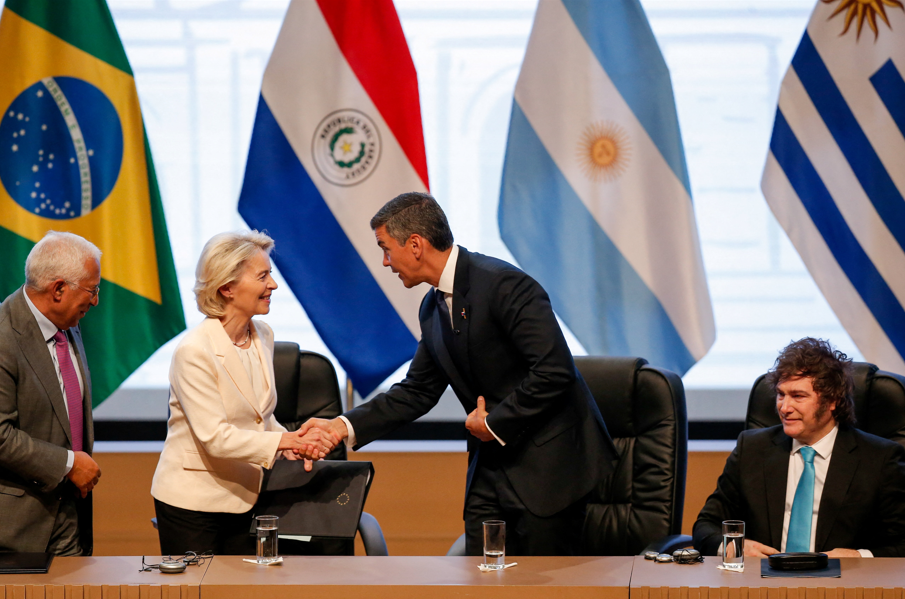 Ursula von der Leyen e Santiago Peña, na cerimônia de assinatura do acordo UE-Mercosul