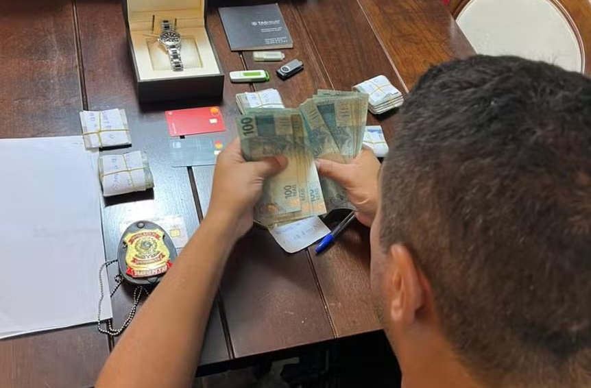 PF apreende dinheiro na casa de Deivis Marcon Antunes (Divulgação/PF)