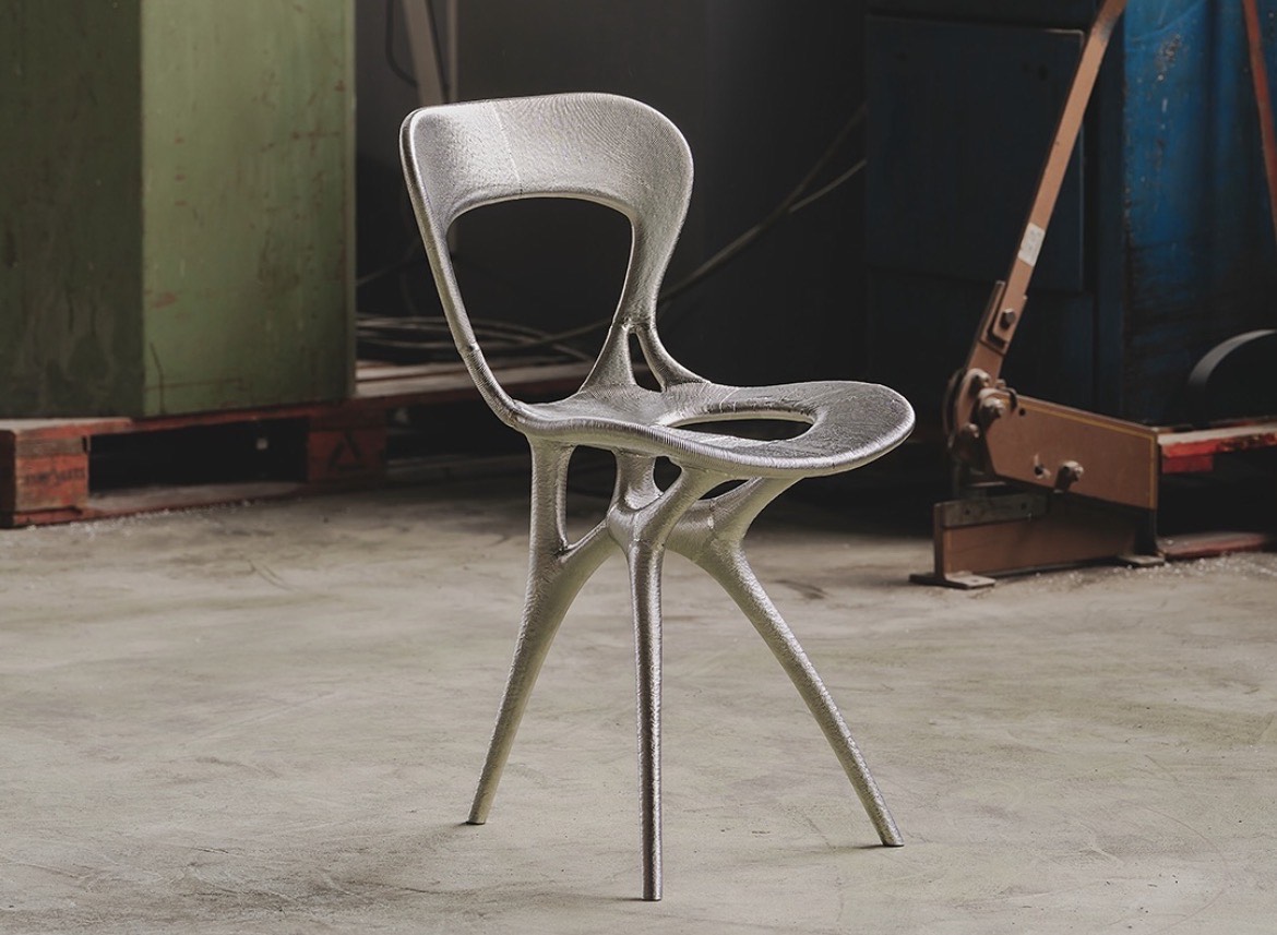 Cadeira criada pelo designer Ross Lovegrove com auxílio de IA (imagem: Instagram @rosslovegroveofficial)