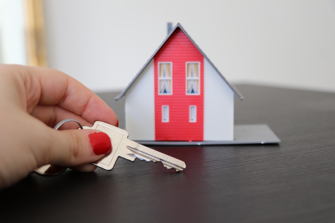 Chave de casa e maquete sobre a mesa