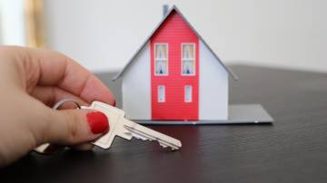 Chave de casa e maquete sobre a mesa