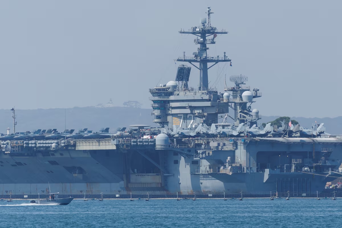 O porta-aviões nuclear USS Abraham Lincoln (CVN-72), da classe Nimitz, na Estação Aeronaval de North Island, em San Diego, Califórnia, EUA, em 11 de agosto de 2025. REUTERS/Mike Blake/Foto de arquivo