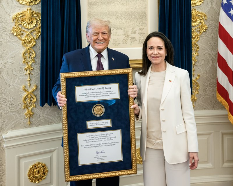 Donald Trump recebe medalha e diploma do Nobel da Paz das mãos de María Corina Machado (Foto: Reprodução do X/@WhiteHouse)