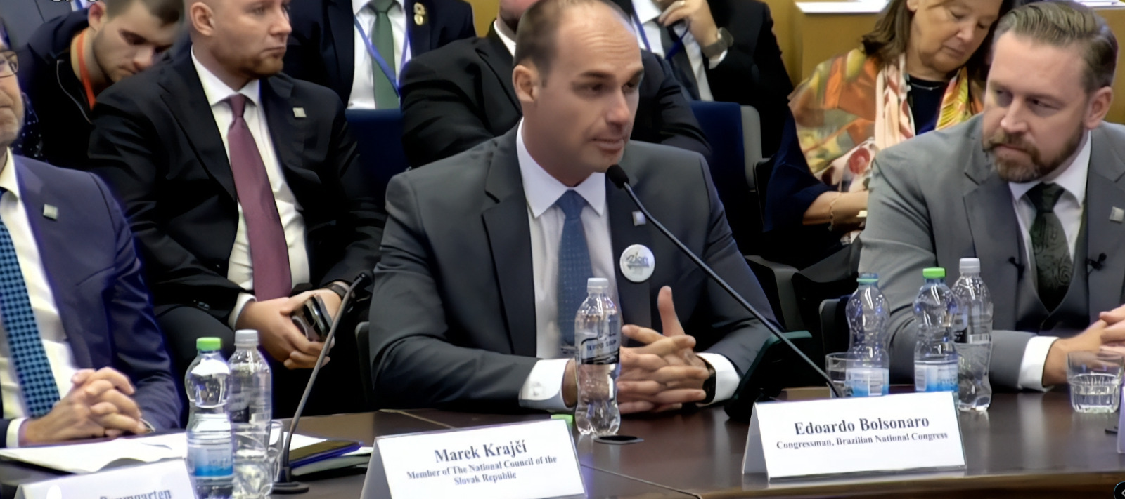 Eduardo Bolsonaro discursa em Israel. Foto: Reprodução/ rede X