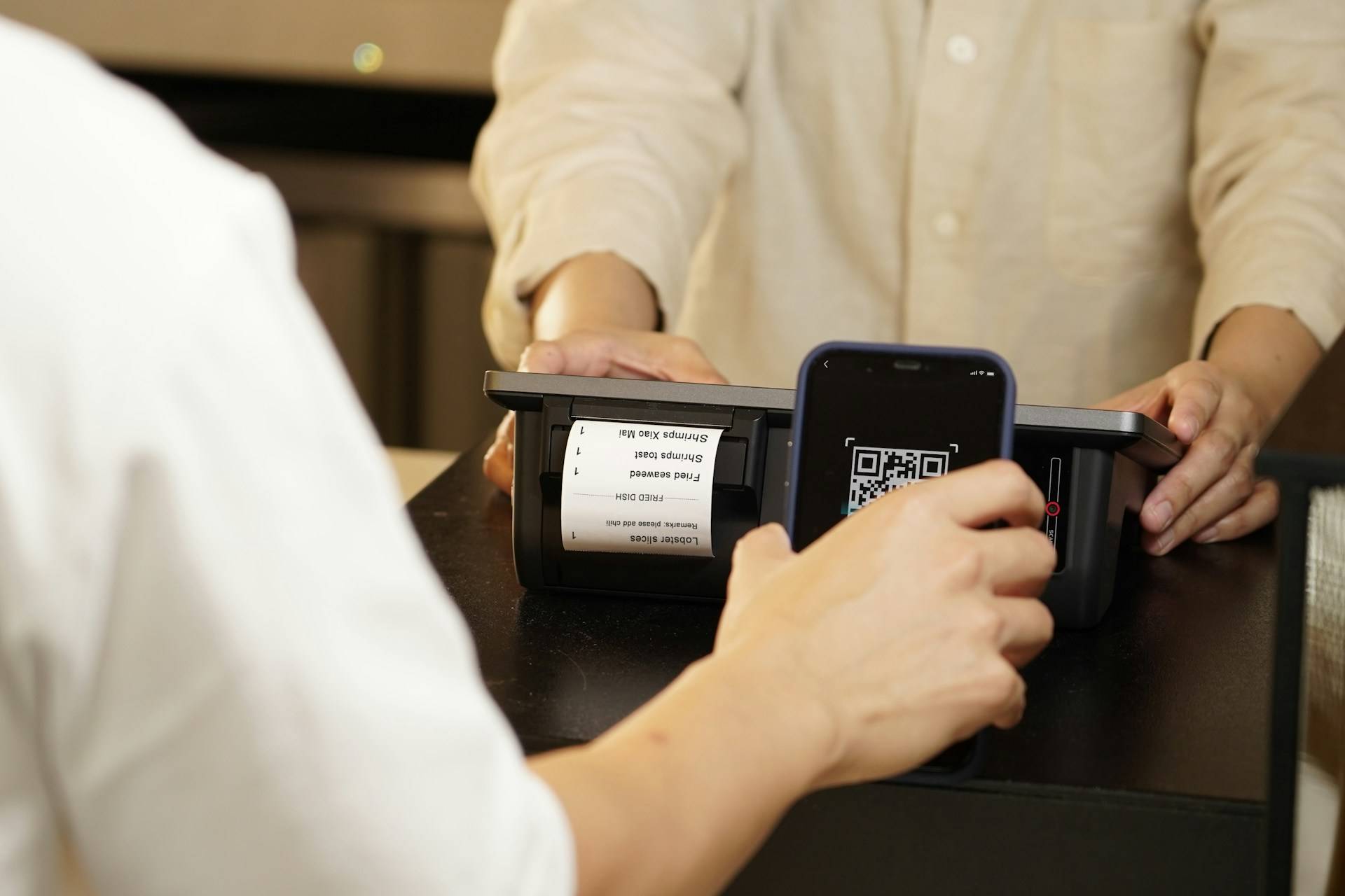 Caixa para pagamento de loja ou restaurante que aceita pagamento por meio de cartão de crédito ou de débito, além de vale-refeição e pix por QR code