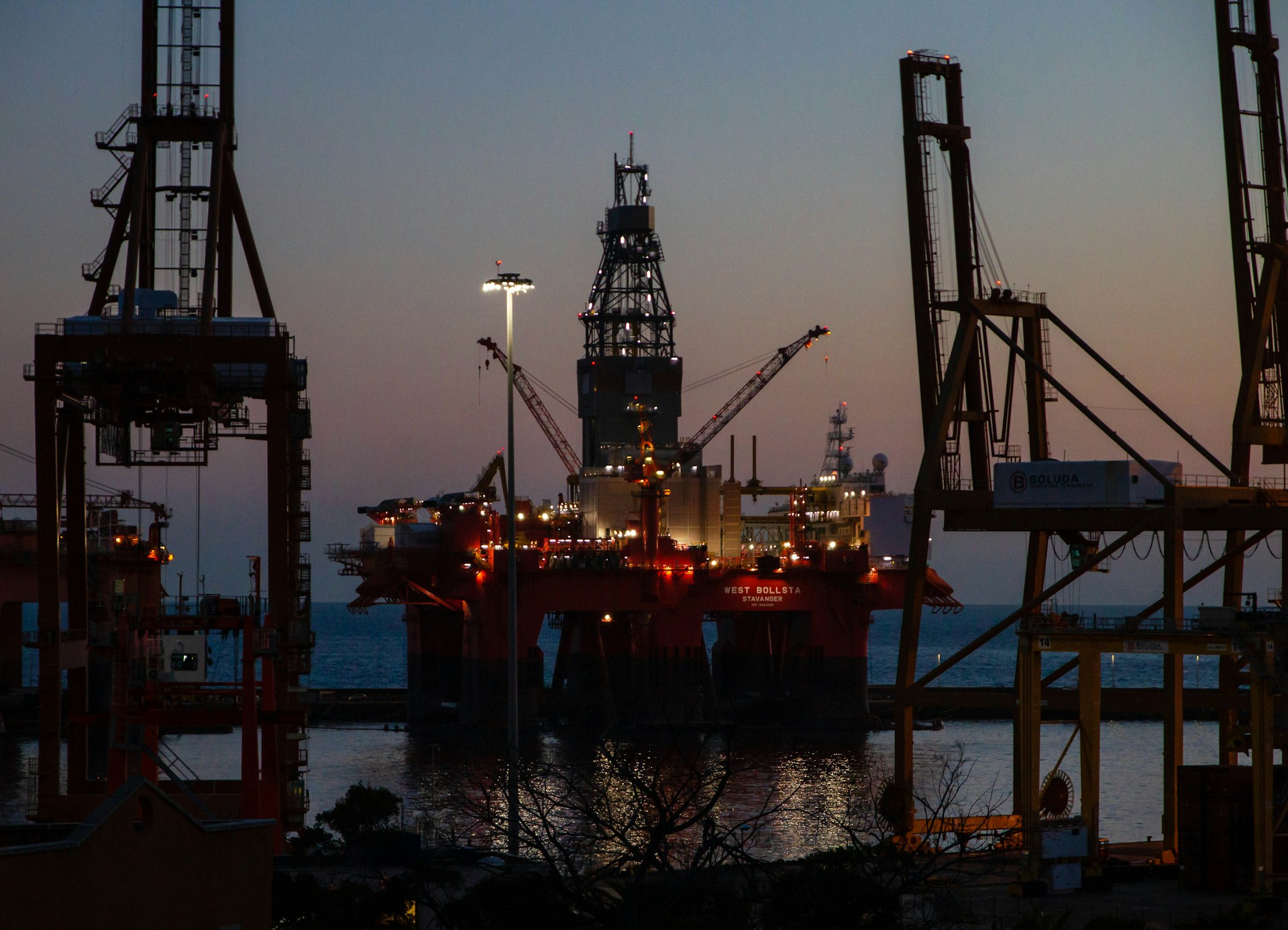 Imagem mostra uma plataforma de petróleo.