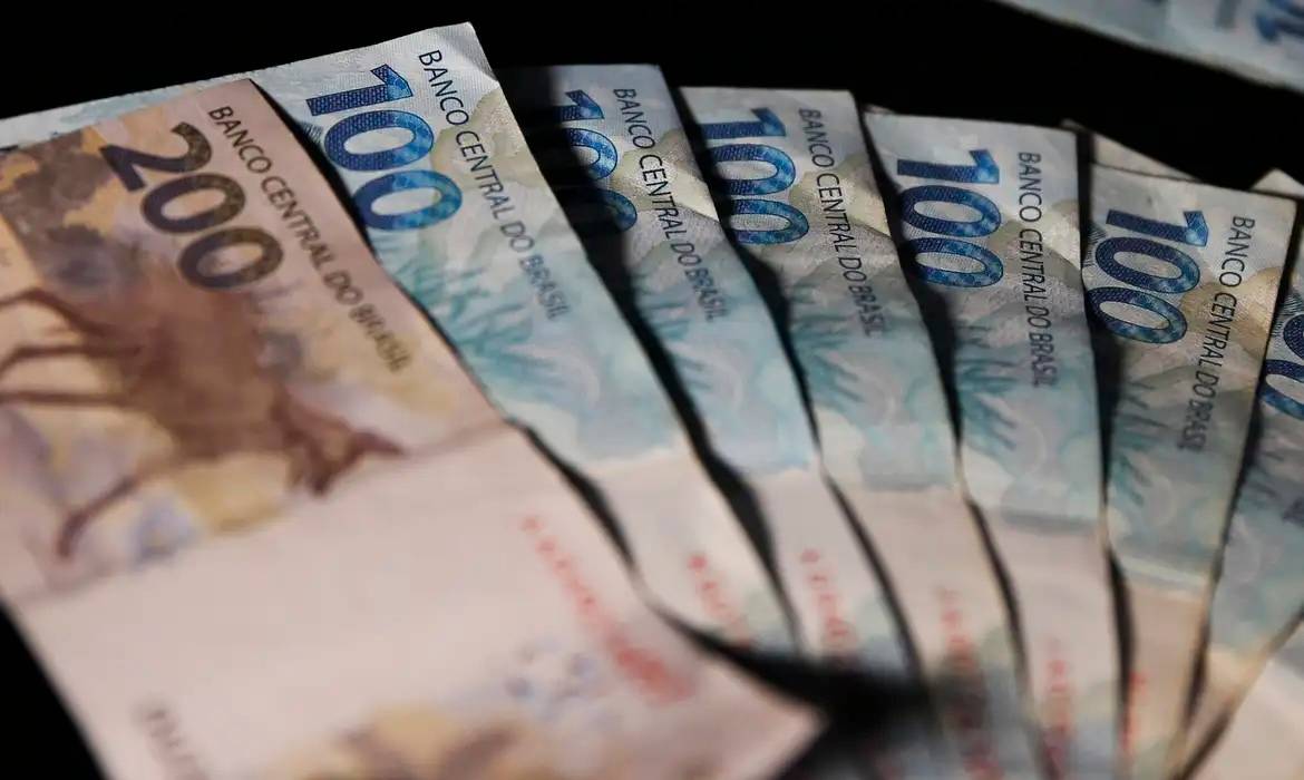Receita paga cashback do Imposto de Renda hoje; veja que recebe restituição