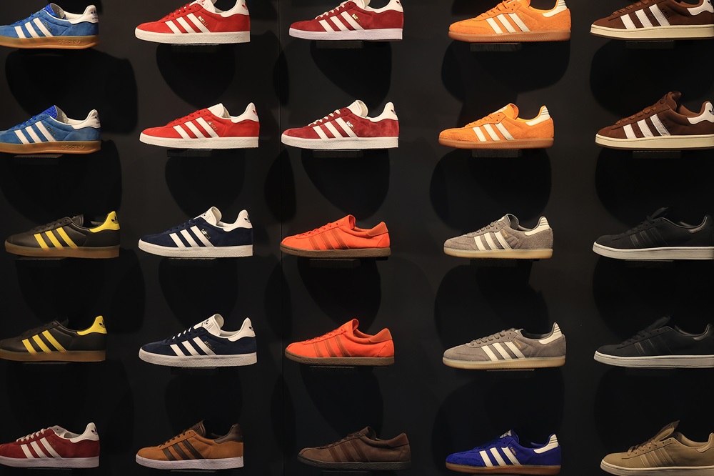 Exposição de tênis esportivos Samba em uma loja da Adidas em Berlim, Alemanha (Bloomberg)