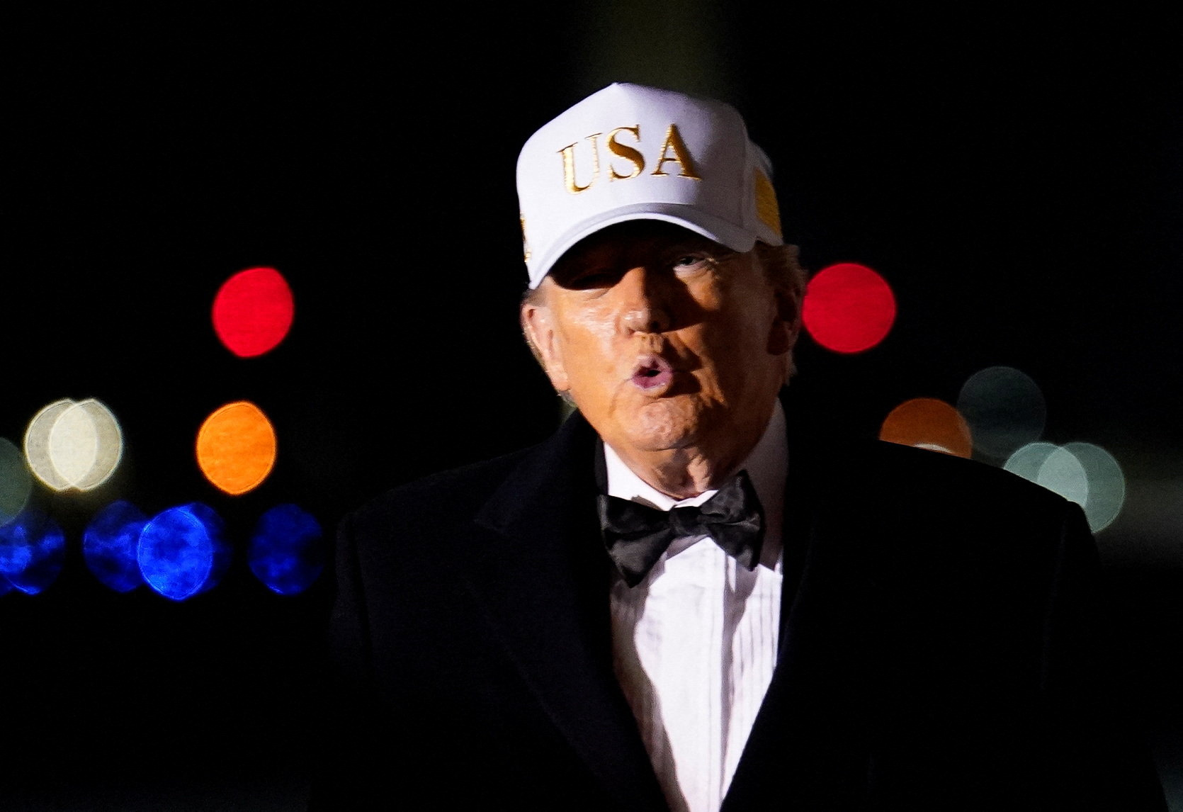 O presidente dos EUA, Donald Trump, discursa após desembarcar do Air Force One em sua chegada ao Aeroporto Internacional de Palm Beach, em West Palm Beach, Flórida, EUA, em 31 de janeiro de 2026. REUTERS/Nathan Howard