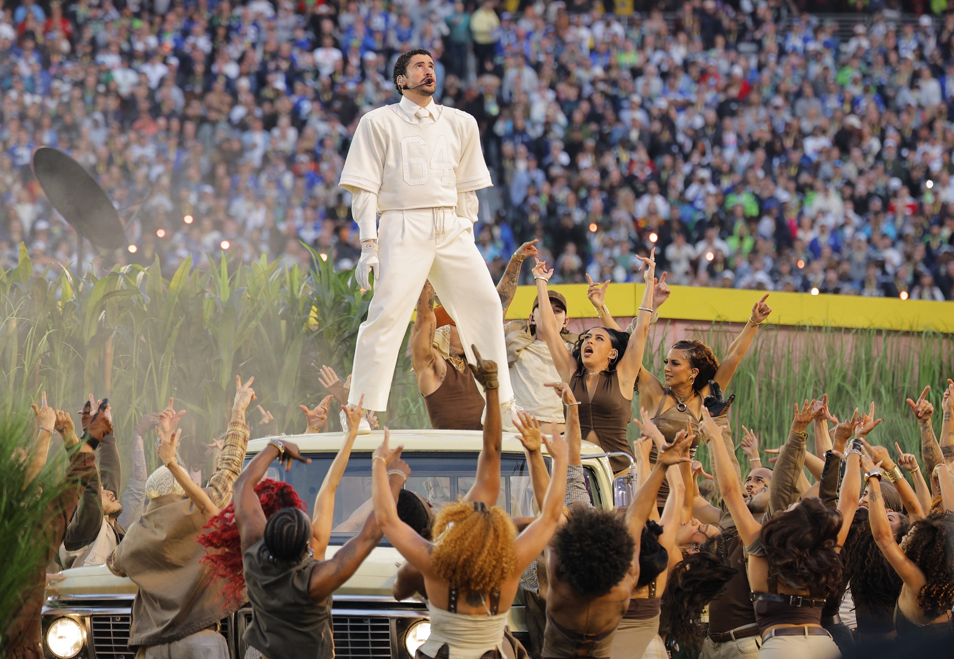Bad Bunny reúne astros e homenageia América Latina no Super Bowl: 'Seguimos aqui'