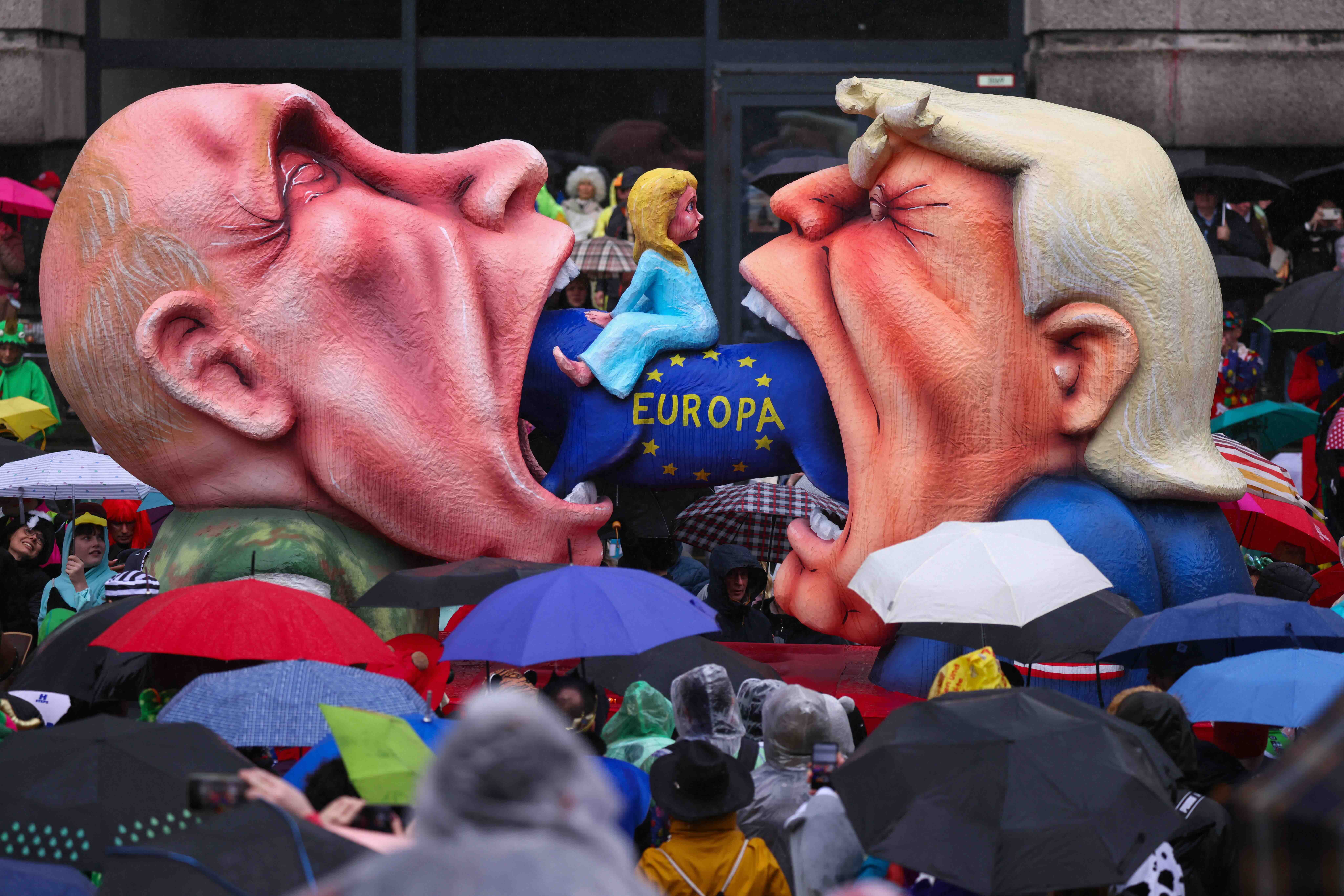 Carnaval alemão satiriza Trump, Putin e Merz com carros alegóricos ácidos