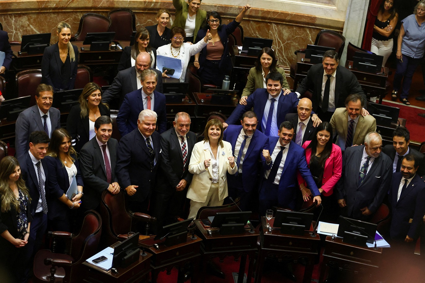 A senadora Patricia Bullrich celebra com outros parlamentares após o Senado aprovar a reforma trabalhista proposta pelo governo de Javier Milei (REUTERS/Matias Baglietto)