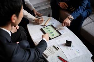Empresários que trabalham com ipad de alto ângulo