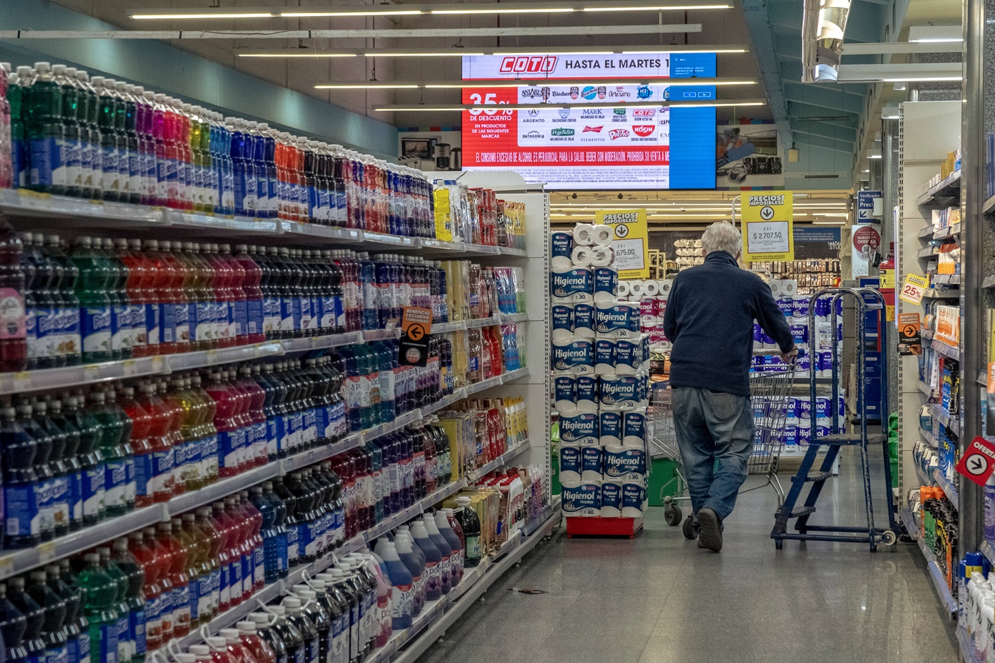 Uma cliente observa produtos em um supermercado em Buenos Aires.
Fotógrafa: Erica Canepa/Bloomberg