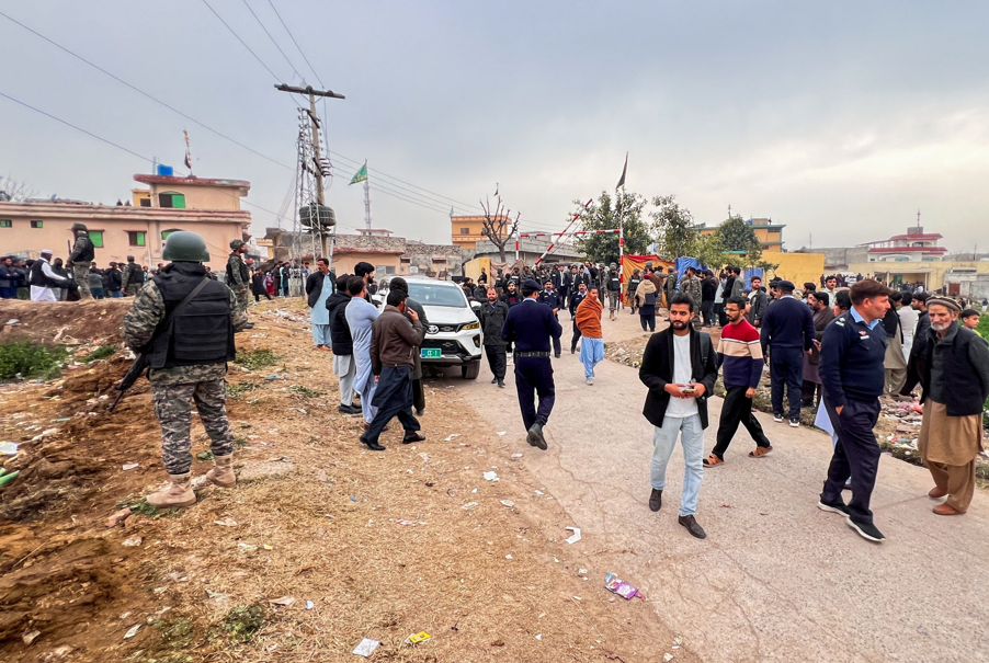 Forças paquistanesas fazem guarda ao lado de multidão perto do local de explosão em mesquita de Islamabad