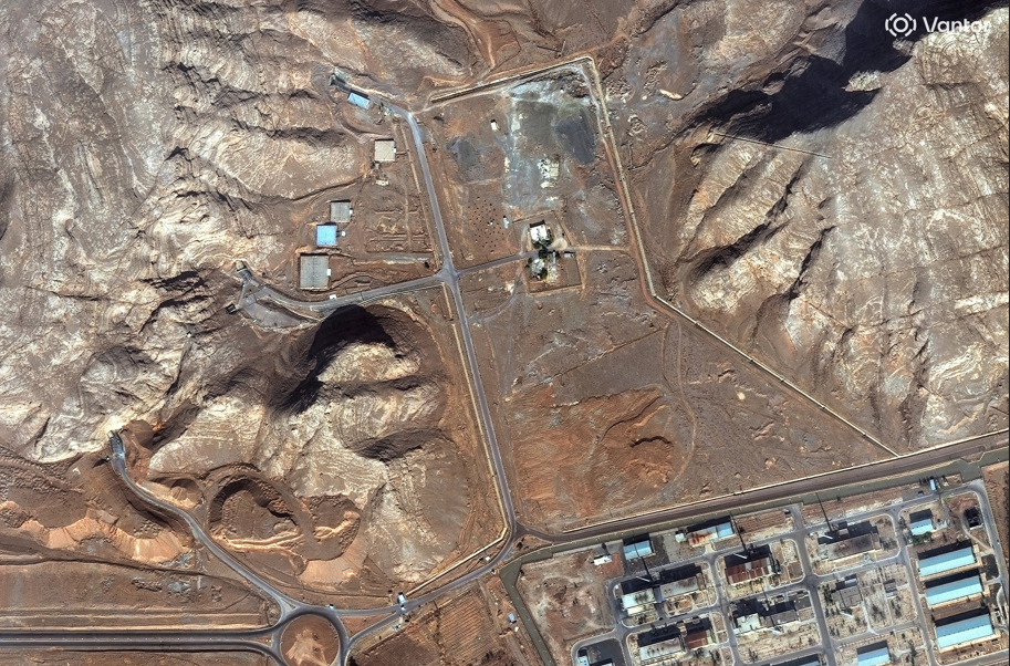 Imagem de satélite mostra entradas de túnel no complexo nuclear de Isfahan, no Irã