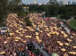 BaianaSystem encerra Carnaval de São Paulo com Navio Pirata e participação de Chico César