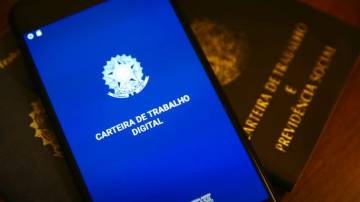 Carteira de trabalho digital sobre carteira de trabalho física