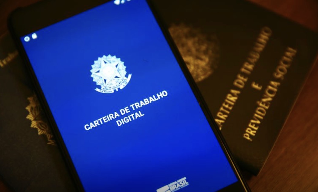 Carteira de trabalho digital sobre carteira de trabalho física