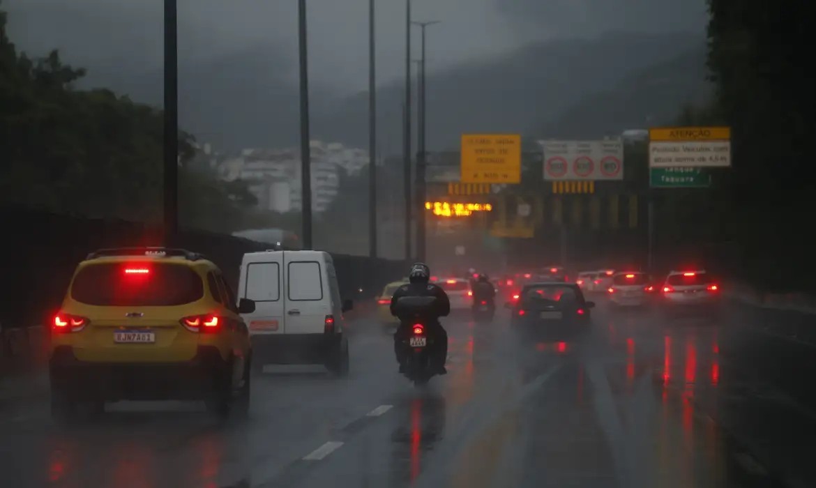 Regiões Nordeste e Sul têm alertas de temporais e ventos intensos