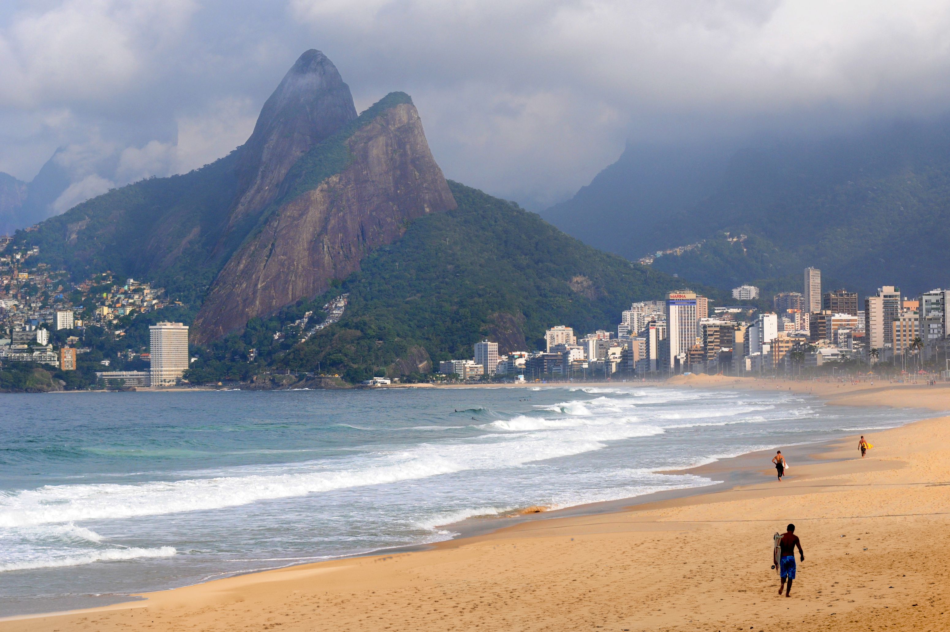 Ibama investiga manchas de óleo encontradas na praia de Ipanema