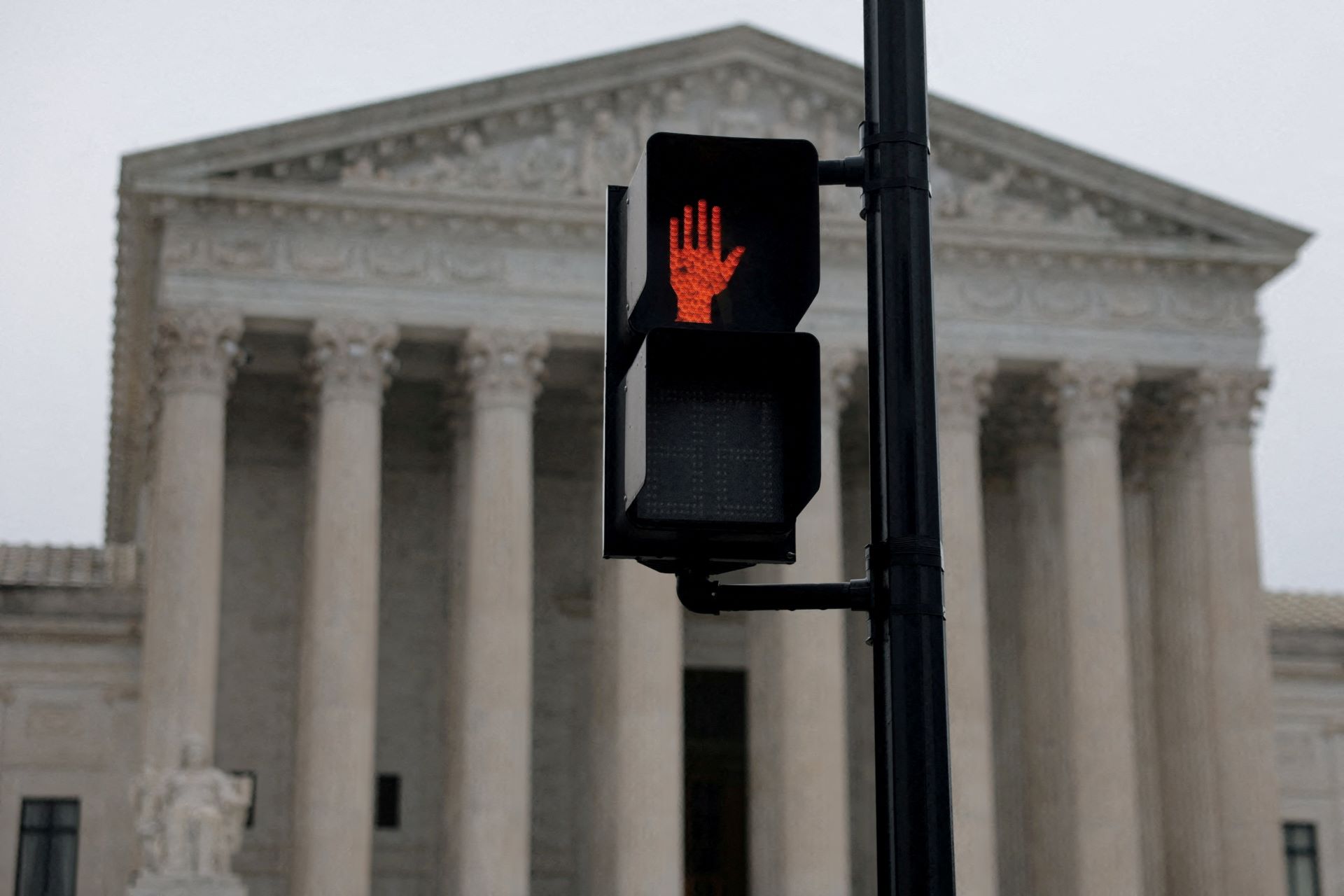 Líderes globais reagem com cautela e estudam retaliações a novas tarifas de Trump