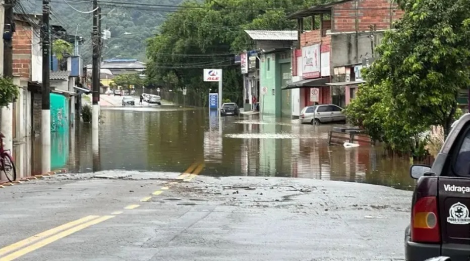 Ubatuba registra chuva de um mês em 12 horas e bairros ficam submersos