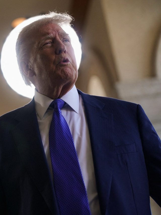 O presidente dos EUA, Donald Trump, chega para o casamento de Dan Scavino, chefe de gabinete adjunto da Casa Branca, e Erin Elmore, diretora de Arte nas Embaixadas do Departamento de Estado dos EUA, em Mar-a-Lago, Palm Beach, Flórida, EUA, em 1º de fevereiro de 2026. REUTERS/Nathan Howard