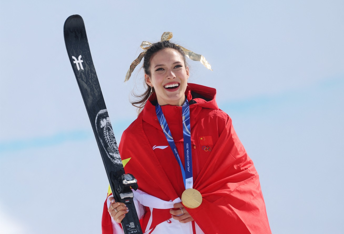 Eileen Gu conquista bicampeonato olímpico e consolida carreira controversa