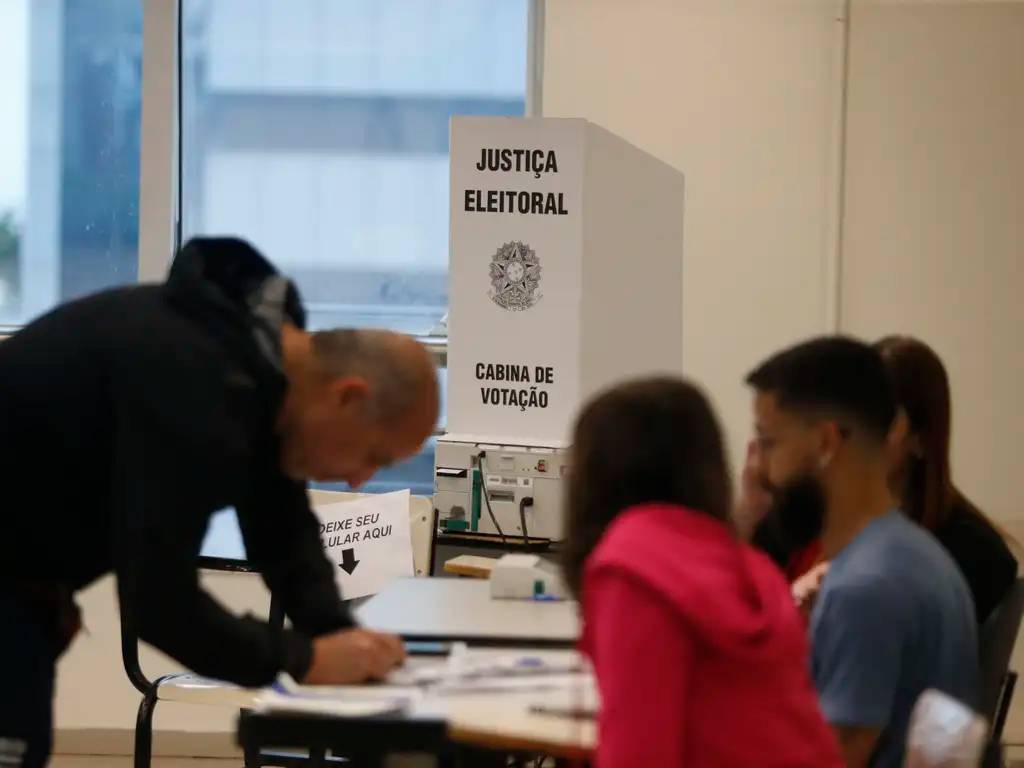 Eleitor assina presença em seção eleitoral