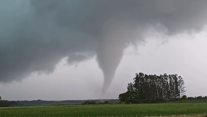 Rio Grande do Sul registra dois tornados em quatro dias e Defesa Civil mantém alerta