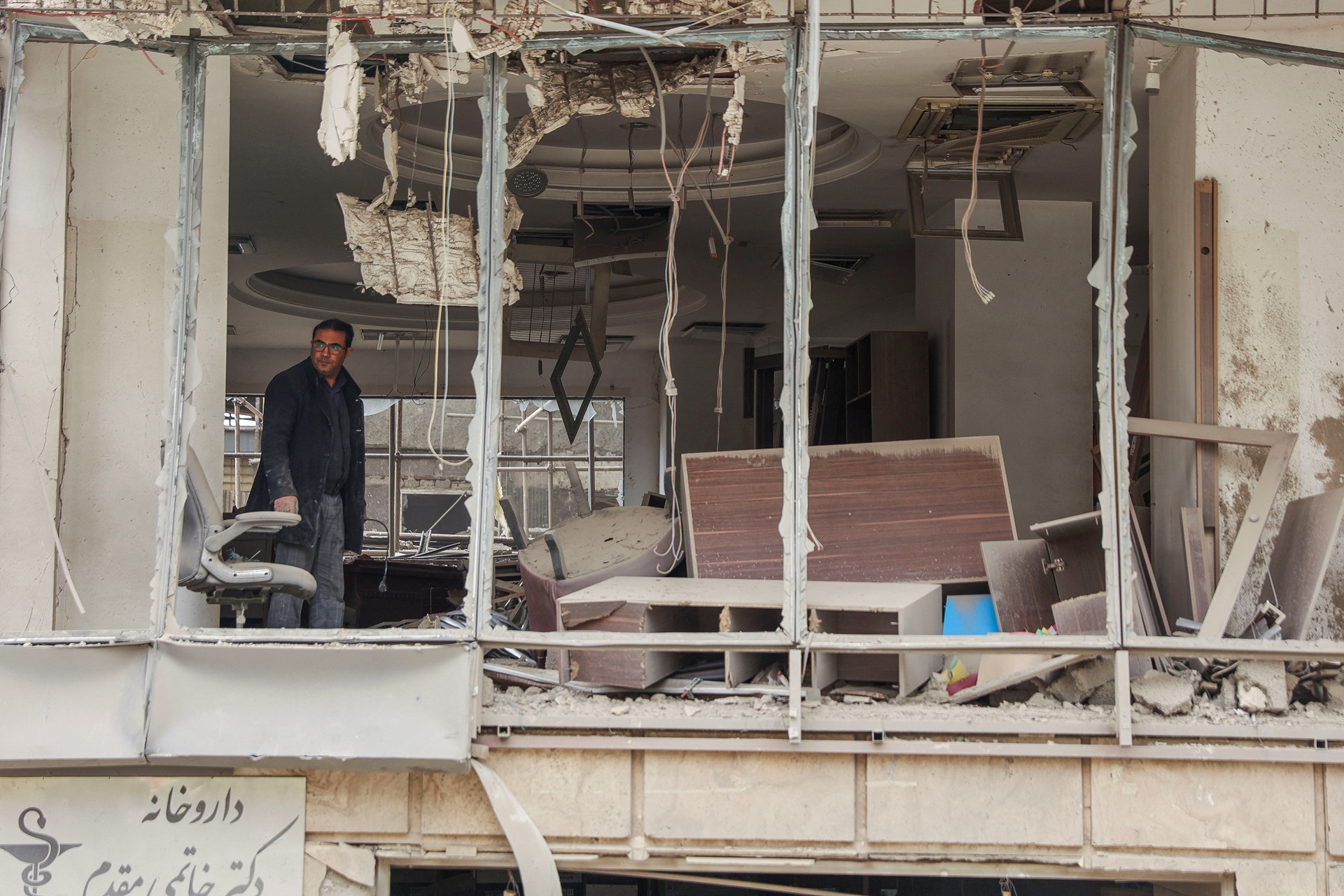 Uma pessoa caminha em meio aos escombros após um ataque conjunto de Israel e dos EUA ao Hospital Hotel Gandhi, em meio ao conflito entre EUA e Israel com o Irã, em Teerã, Irã, 2 de março de 2026. Majid Asgaripour/WANA (West Asia News Agency) via REUTERS