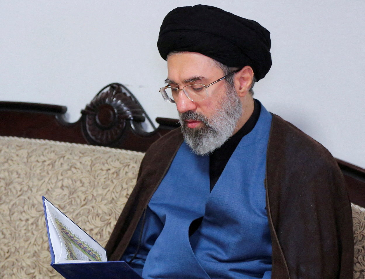 Ascenso de Mojtaba indica possvel endurecimento do regime no Ir, diz especialista