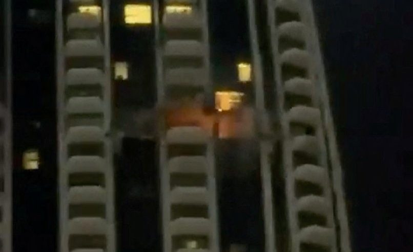 Incêndio em prédio perto do Dubai Creek Harbour provocado pela queda de um drone, em Dubai.