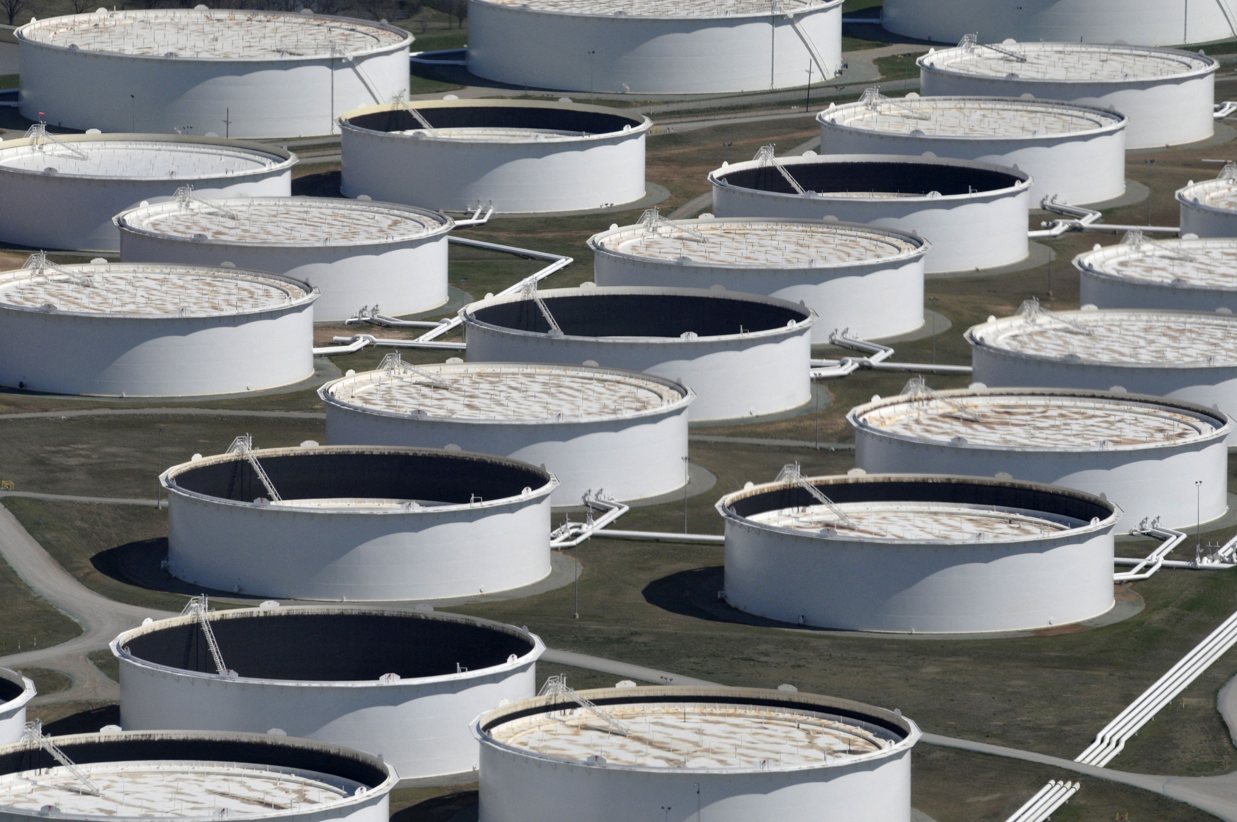 FOTO DE ARQUIVO: Tanques de armazenamento de petróleo bruto vistos de cima no centro petrolífero de Cushing, aparentemente sem espaço para conter um excedente histórico de oferta que derrubou os preços, em Cushing, Oklahoma, 24 de março de 2016. Foto tirada em 24 de março de 2016. REUTERS/Nick Oxford/Foto de Arquivo