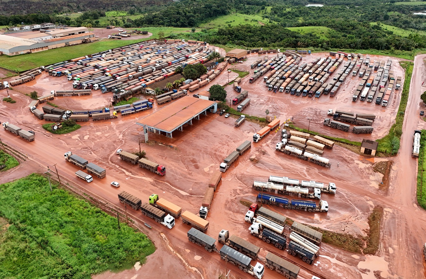 Caminhões em terminal fluvial portuário usado pelo agronegócio
25/02/2026
REUTERS/Adriano Machado