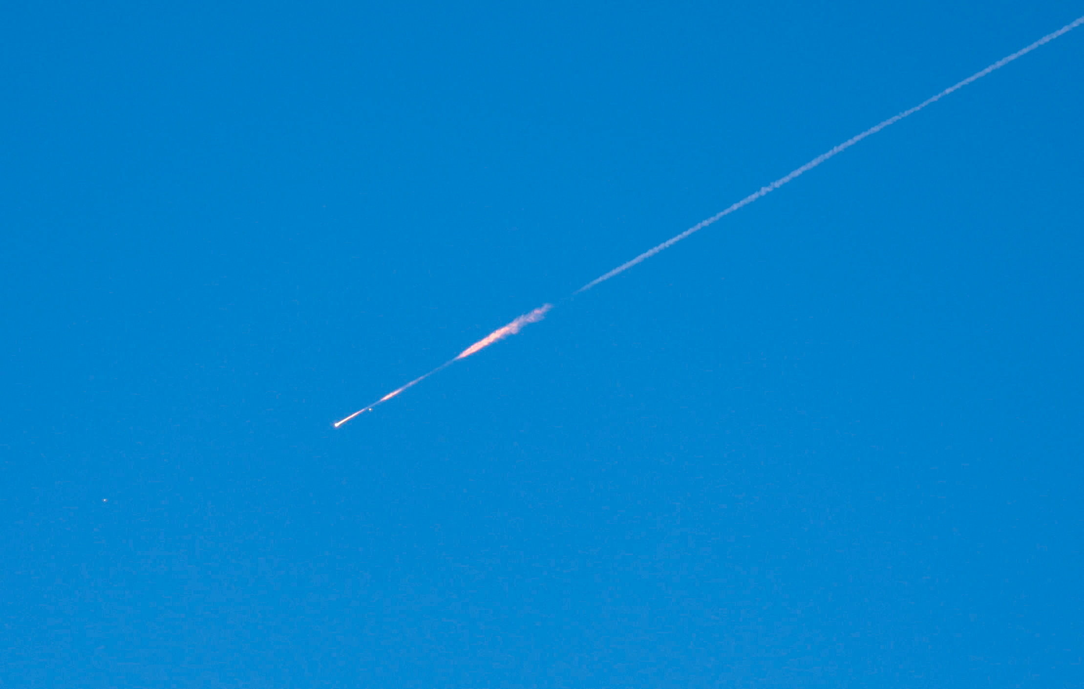 Projétil lançado do Irã segue em direção a Israel, como visto de Ramallah
 25/3/2026   REUTERS/ Mohammed Torokman