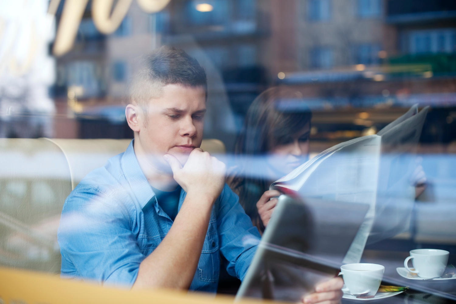 Profissional sentado em uma cafeteria adiando decisoes