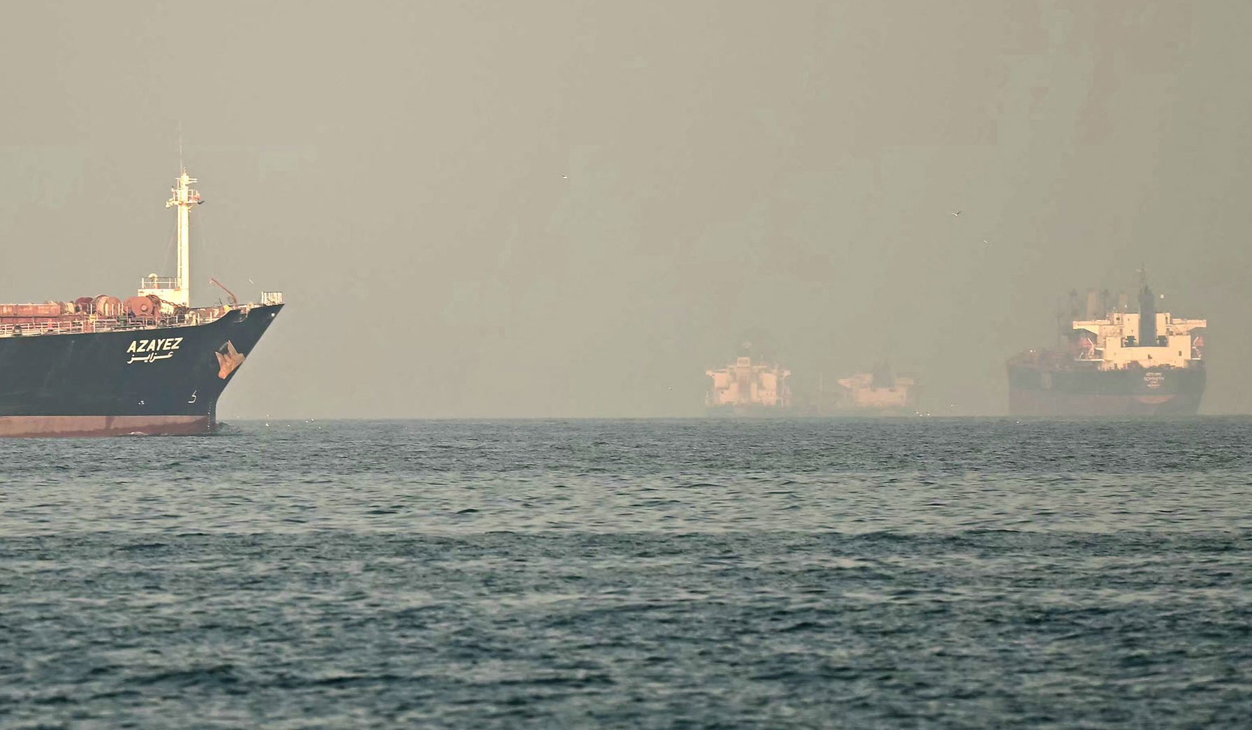 Navios de carga no Estreito de Ormuz em fevereiro. (Foto: Giuseppe Cacace/AFP/Getty Images/via Bloomberg)