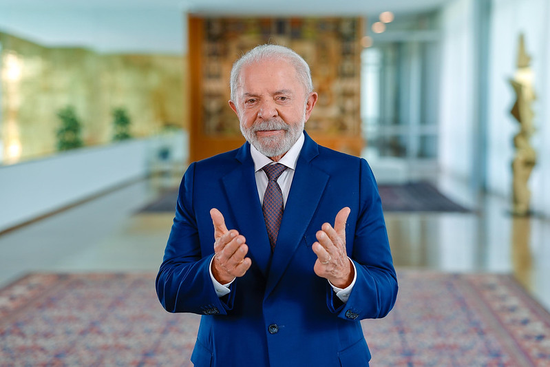 Lula reduz jornada de trabalho de 40 mil terceirizados em meio a debate sobre 6×1