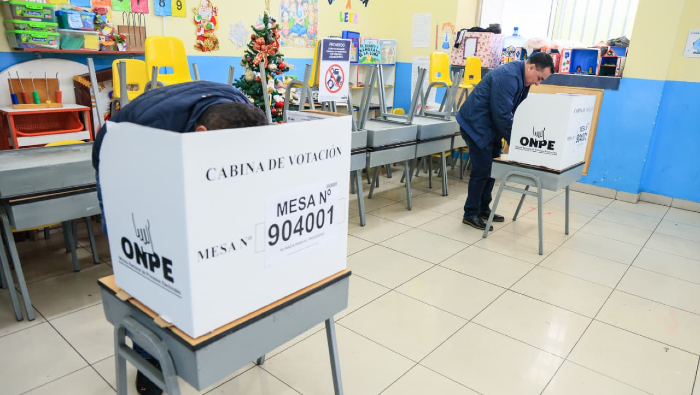 Políticos de direita lideram pesquisas de 1° turno nas eleições do Peru