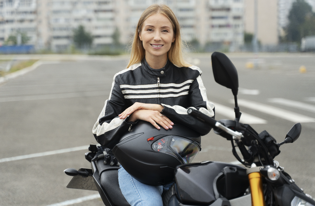 Mulheres impulsionam contratação de seguros de moto no Brasil