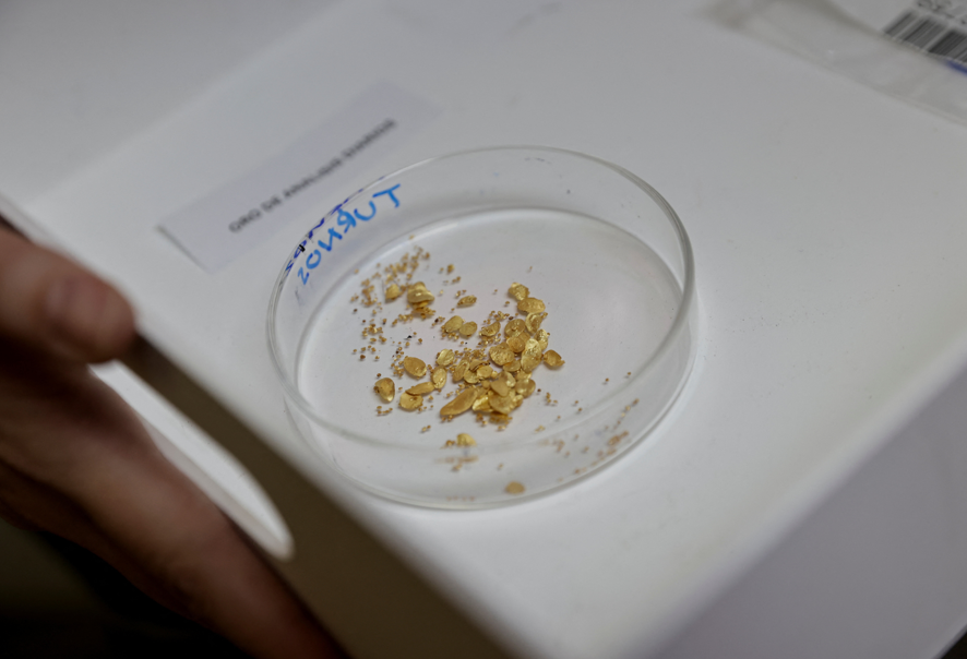 Pequenas amostras de ouro