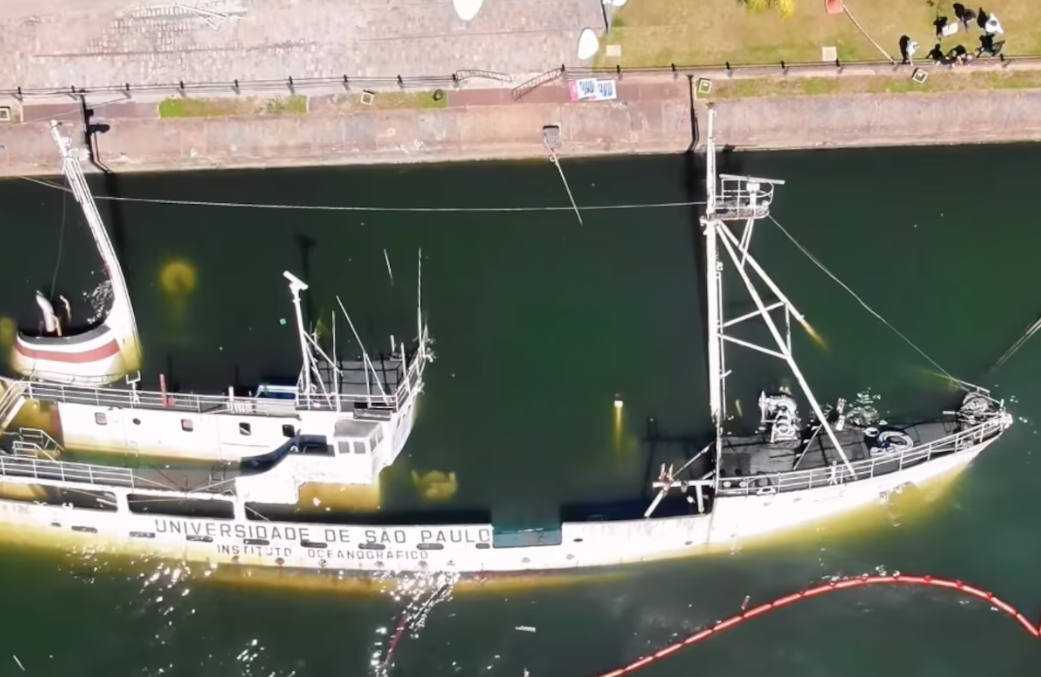 Embarcação ficou parcialmente submersa no cais do Valongo após entrada de água no casco
