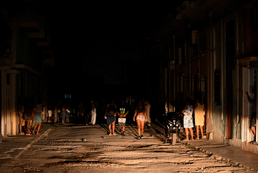 Pessoas batem panelas e frigideiras durante um protesto contra os cortes de energia elétrica em Havana, Cuba