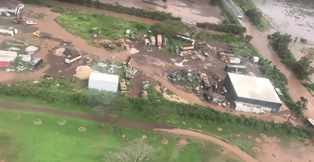 Imagens mostram áreas alagadas e a Guarda Costeira dos EUA realizando operações de resgate com helicópteros no Havaí